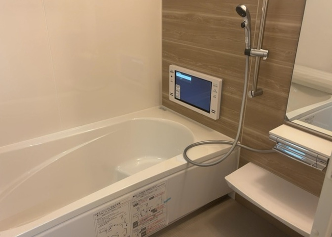 【浴室】 | 入浴時の快適さも大事なことですが、綺麗な状態を維持できなければ気持ちよく入浴できません。毎日の掃除が楽という点は大事なポイントになります！カビが生えにくく掃除がしやすい、壁や浴槽を選ぶといいでしょう。