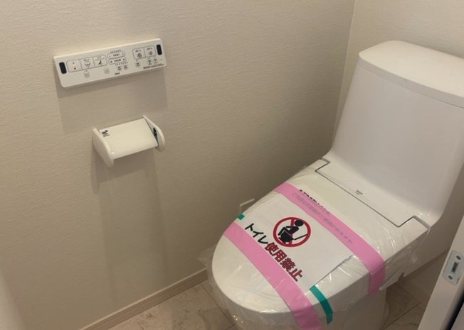 【トイレ】 | トイレは大きさや形、機能、抗菌性などが異なる多種多彩なタイプが各メーカーから出ています。それぞれに良さがあるため、事前にどういったタイプのトイレがいいのかをご家庭内で決めて、内見に行くといいでしょう。
