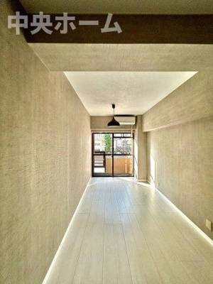 【寝室】 | ヌーベルメゾン鶯谷 | 【寝室】心と体をゆったりと安らげる主寝室。寝室のゆとりが大きい分だけ、暮らしの安らぎは深まります。一日の疲れを癒すだけでなく、ご夫婦の親密な語らいを紡ぎ出します