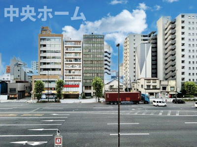 【展望】 | ヌーベルメゾン鶯谷 | 手を伸ばせば、ふれることが出来そうな環境が、そのままインテリアになったような印象です。その豊かな眺望にふさわしい空間には、通風・採光にも優れ、心地よい光と風があふれています