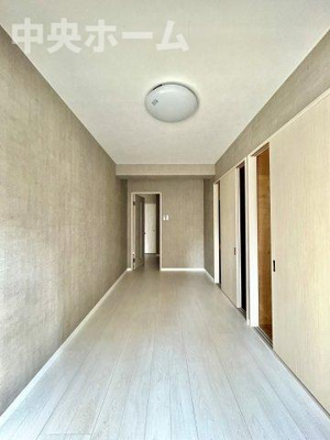 【洋室】 | ヌーベルメゾン鶯谷 | 【洋室】快適に過ごす条件は、一人ひとり違います。だからこそ飾り過ぎないシンプルな内装と偏り過ぎないデザインで統一しております。居住していく中でオーナー様だけの【マイホーム】に創り上げて下さい