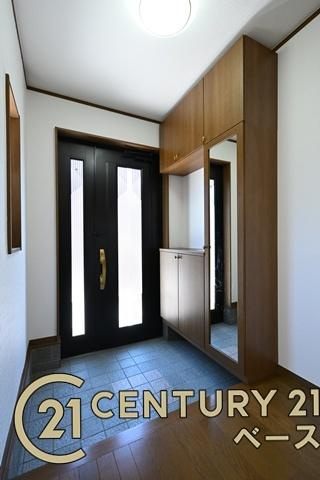 桜井市西之宮　一戸建の玄関|■現地撮影写真■すっきりとした明るい玄関が家族やお客様を迎えてくれます！