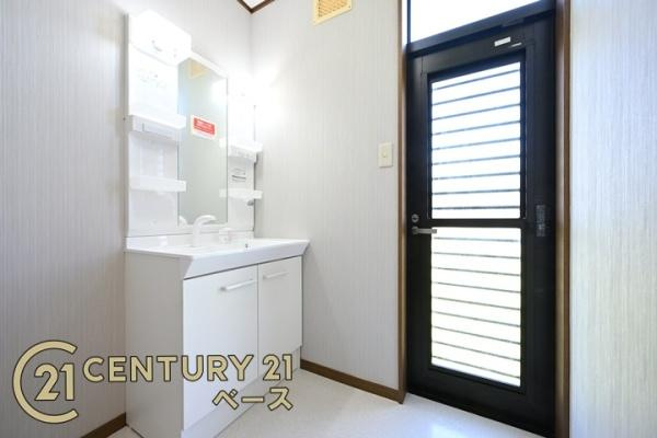桜井市西之宮　一戸建の独立洗面台|■現地撮影写真■清潔感溢れる明るい洗面室です！