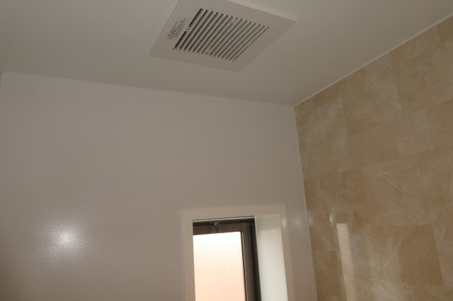 ペルレＢの浴室|浴室窓・換気扇