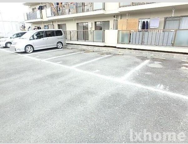 尾勝山ハイツの駐車場|駐車スペースもあります