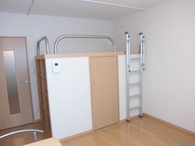 レオネクストエーデルハイムⅡの居間・リビング|こちらの居間で趣味の時間をお楽しみください