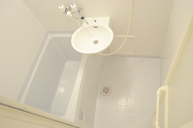 レオパレスエーデルハイムの浴室|コンパクトで使いやすいお風呂です