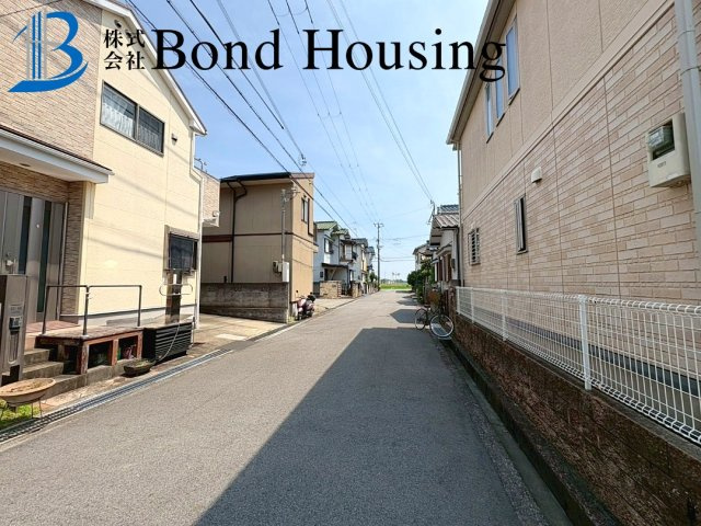 南向き2面バルコニー　各居室収納有　魚住町清水　中古戸建の前面道路含む現地写真