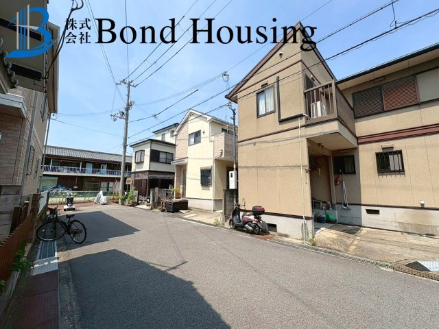 南向き2面バルコニー　各居室収納有　魚住町清水　中古戸建の前面道路含む現地写真