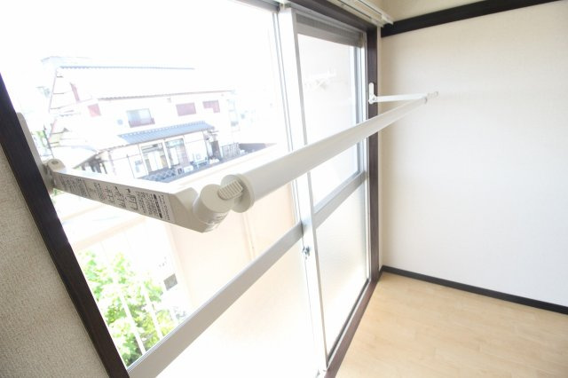 オレゴンハイツBのバルコニー|お洗濯にも便利なバルコニー付き