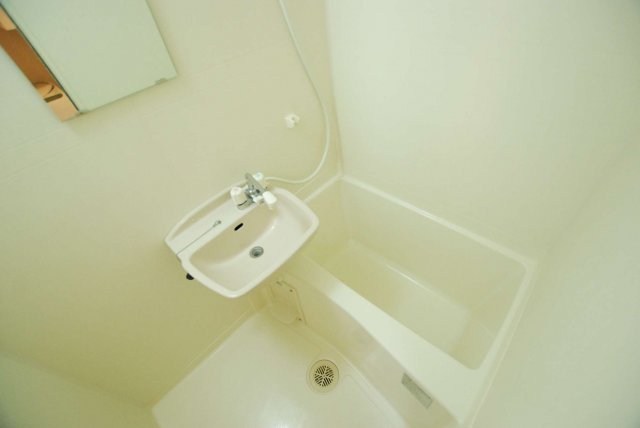 レオパレスプレジオの浴室|コンパクトで使いやすいお風呂です