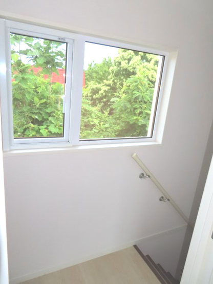 【内装】 | 北見市清見町３８番１０６、３８番１２０　中古売家 | ２階ホール窓