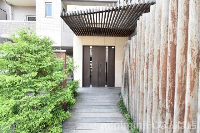 グランディール難波のエントランス