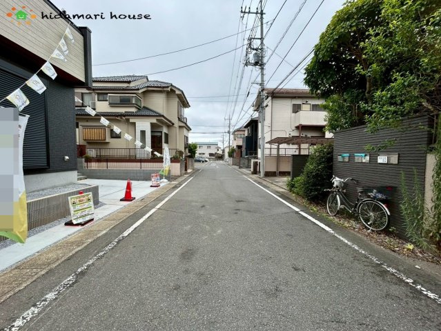 上尾市中妻5丁目　新築戸建　ブルーミングガーデン01の前面道路含む現地写真