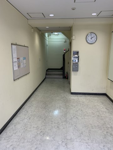 丸幸ビルのエントランス