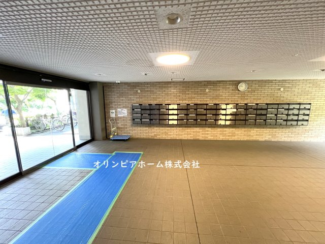 東砂三丁目ハイツ7号棟　4階　67.24㎡　リ　ノベーション済のエントランス