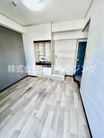 リアライズ江坂の居間・リビング