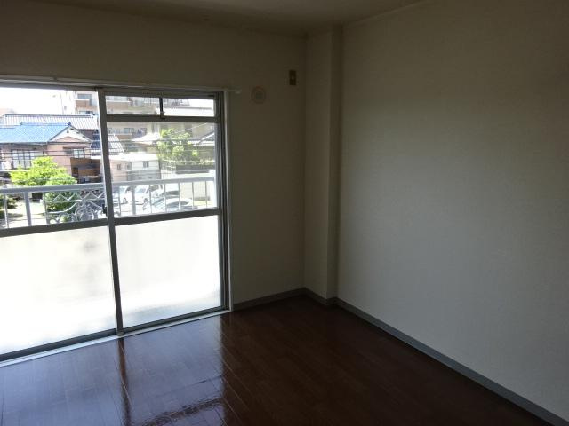 メゾン長縄の居間・リビング|洋室