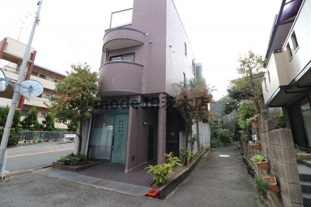 アルビヨン千里丘のエントランス