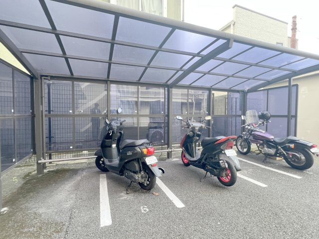 ライオンズガーデン西新井のその他|屋根付きのバイク置き場。大事なバイクを雨から守ってくれます♪