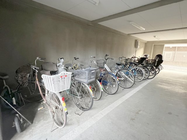 ライオンズガーデン西新井の駐車場|屋根付きの駐輪場で雨の日でも濡れずに乗り降りできます♪