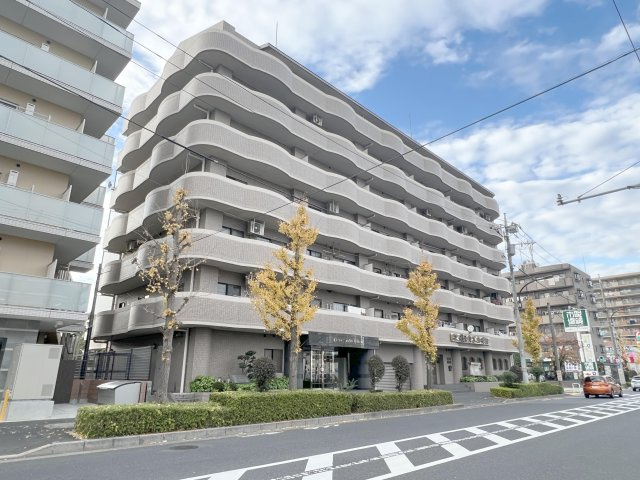 ライオンズガーデン西新井の外観|外壁タイル張りの緑の植栽が映えるお洒落なマンション☆購入後も安心のアフターサービス保証付きです♪