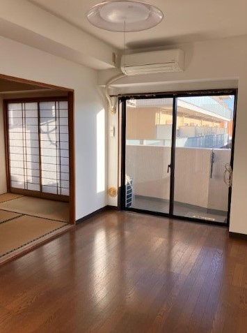 ライオンズガーデン西新井の居間・リビング|明るい光が射し込む、広々リビングダイニング。和室開放で13.7帖の広々大空間に早変わり！