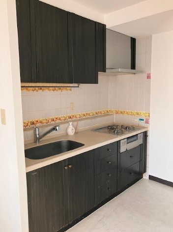 ライオンズガーデン西新井のキッチン|スタイリッシュなデザインのキッチン回り♪収納も豊富で、綺麗な空間を保てますね