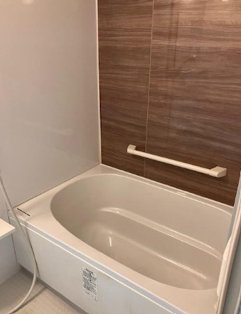 ライオンズガーデン西新井の浴室|落ち着きのあるアクセントウォールを搭載した浴室は浴室暖房乾燥機能付き。雨の日も気にせずにお洗濯ができます。