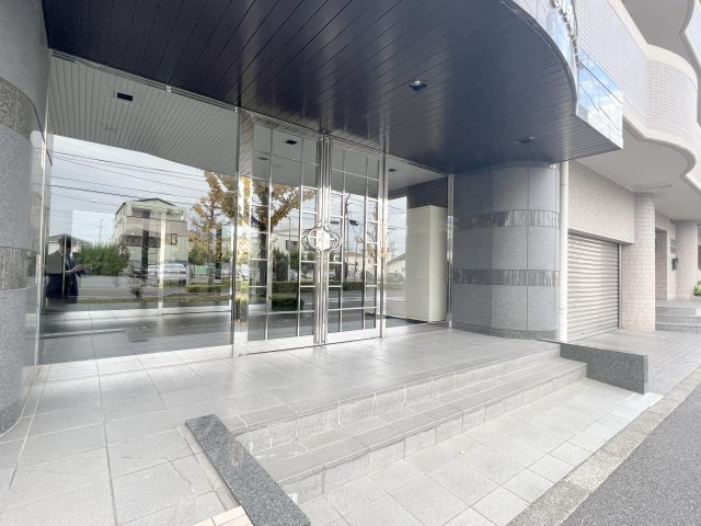 ライオンズガーデン西新井のエントランス|オートロック付き共有玄関で不審者をシャットアウト！お子さまのお留守番にも安心です