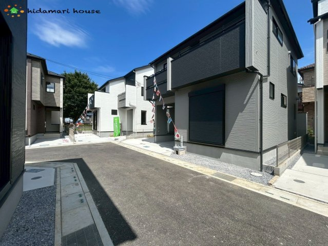 見沼区東大宮3丁目　新築戸建　ブルーミング05の前面道路含む現地写真