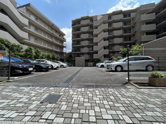 【駐車場】 | マンションの駐車場スペース。空きの有無や駐車料金、サイズ規定などについては、改めてお問い合わせください。～即日のご見学可能～　お問合せはお気軽にどうぞ。