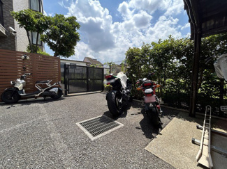 【駐車場】 | バイク置き場。空き区画の有無や駐輪料金、サイズおよび排気量規定などについては、改めてお問い合わせください。～即日のご見学可能～　お問合せはお気軽にどうぞ。