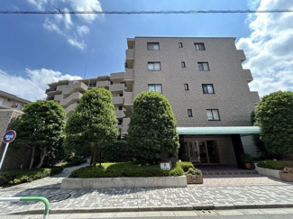 【外観】 | 青空によく映える建物です。手入れの行き届いた外壁やマンション正面エントランスなど、綺麗な姿をぜひ一度、現地にてご覧ください。～即日のご見学可能～　お問合せはお気軽にどうぞ。