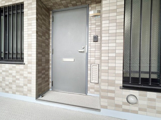 【その他共用部分】 | 皆様をお迎えする、お部屋の玄関ドア。開けやすさや開放角度、ドアノブの操作しやすさや鍵の形状などを、現地で一度ご確認ください。～即日のご見学可能～　お問合せはお気軽にどうぞ。