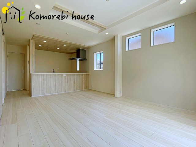 さいたま市見沼区東大宮3丁目　新築一戸建て　ブルーミングガーデン　01の居間・リビング|撮影：7/19