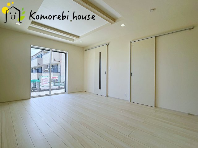 さいたま市見沼区東大宮3丁目　新築一戸建て　ブルーミングガーデン　01の居間・リビング|撮影：7/19