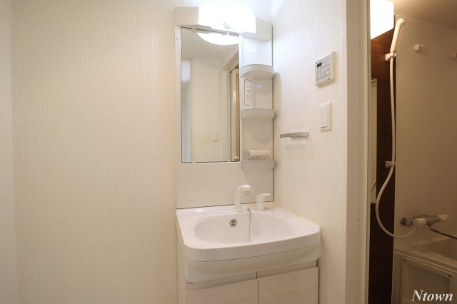 【独立洗面台】 | S-RESIDENCE葵 | 朝の支度にも助かる、独立の洗髪洗面化粧台