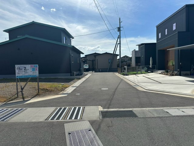 ウィンディーストリート高田　全7区画（残1区画）の前面道路含む現地写真