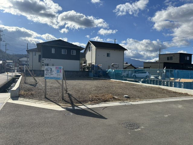 ウィンディーストリート高田　全7区画（残1区画）の外観|神郷小学校まで約500ｍ(徒歩約7分)、川東中学校まで約1㎞(徒歩約14分）、神郷わくわく公園まで約400ｍ(徒歩約5分)、マルヨシセンター新居浜東店まで約450ｍ(徒歩約6分）