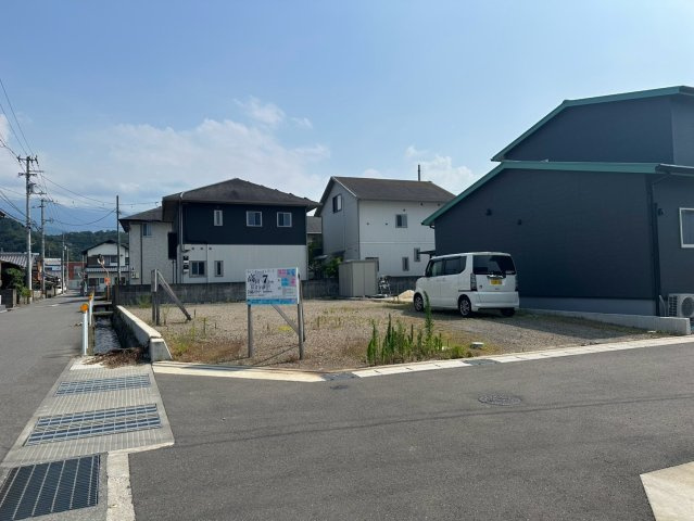 ウィンディーストリート高田　全7区画（残1区画）の外観|神郷小学校まで約500ｍ(徒歩約7分)、川東中学校まで約1㎞(徒歩約14分）、神郷わくわく公園まで約400ｍ(徒歩約5分)、マルヨシセンター新居浜東店まで約450ｍ(徒歩約6分）
