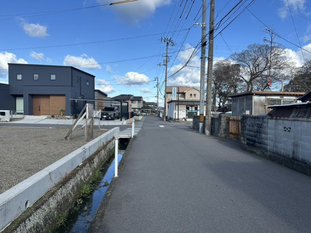 ウィンディーストリート高田　全7区画（残1区画）の前面道路含む現地写真