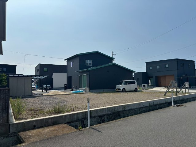 ウィンディーストリート高田　全7区画（残1区画）の前面道路含む現地写真