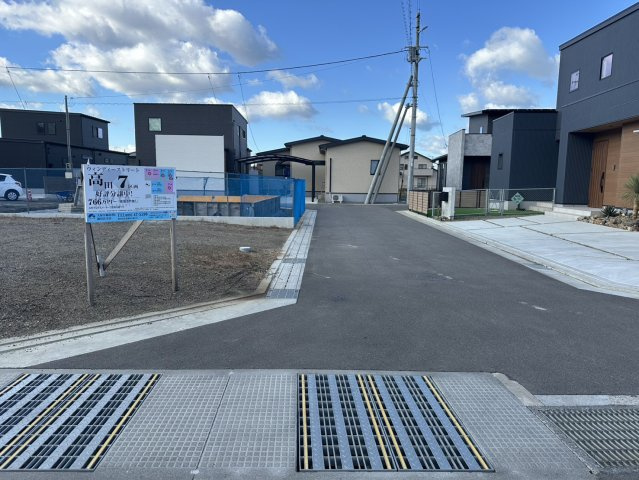 ウィンディーストリート高田　全7区画（残1区画）の前面道路含む現地写真