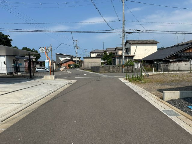 ウィンディーストリート高田　全7区画（残1区画）の前面道路含む現地写真