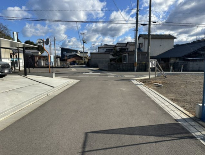 ウィンディーストリート高田　全7区画（残1区画）の前面道路含む現地写真