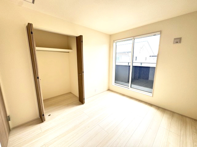 ブルーミングガーデン前橋市後家町３棟　3号棟　の洋室|２階洋室２です。収納も付いています♪