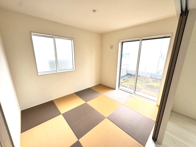 ブルーミングガーデン前橋市後家町３棟　3号棟　の和室|落ち着いた雰囲気の1階和室5.25帖です。い草香る和室はくつろぎスペースに最適ですよ♪