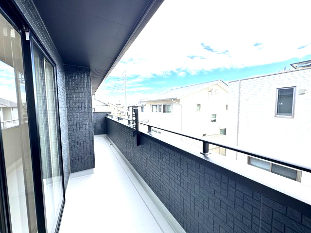 ブルーミングガーデン前橋市後家町３棟　3号棟　のバルコニー|ワイドバルコニー付きです！
南面で陽当たりも良好です☆