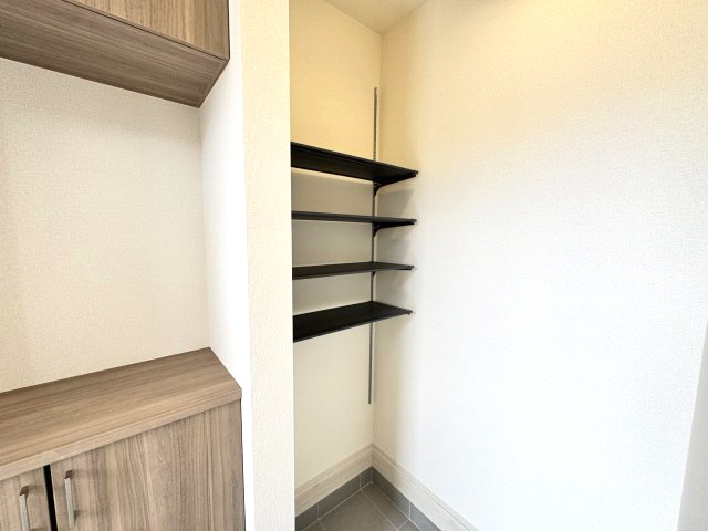 ブルーミングガーデン前橋市後家町３棟　3号棟　の玄関|玄関にはシューズインクロークが標準装備。
可動棚付きで使い勝手が良いです。ベビーカー等も収納可能です。
